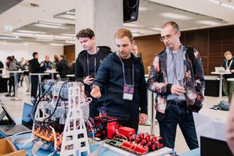 Oh My Hack 2025: Konferencja, która da Ci więcej niż jakiekolwiek szkolenie cybersecurity