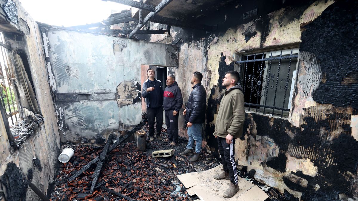 Palestinians inspect a damaged house in the West Bank village of Fandaqumiya, south of Jenin, following an attack by Israeli settlers, 22 March 2026. Settlers set fire to residential buildings and vehicles overnight in seperate attacks on three villages, according to the Wafa news agency. EPA/ALAA BADARNEH Dostawca: PAP/EPA.