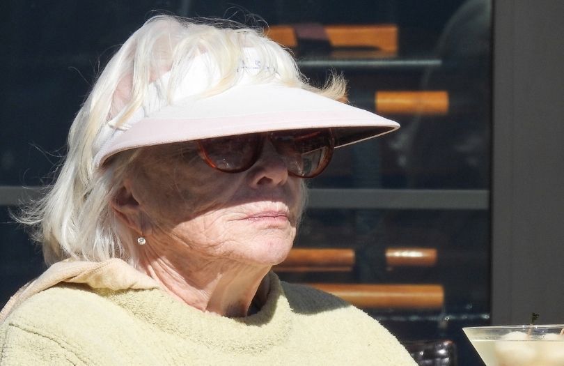 Shirley MacLaine sączy Martini na lunchu w Malibu