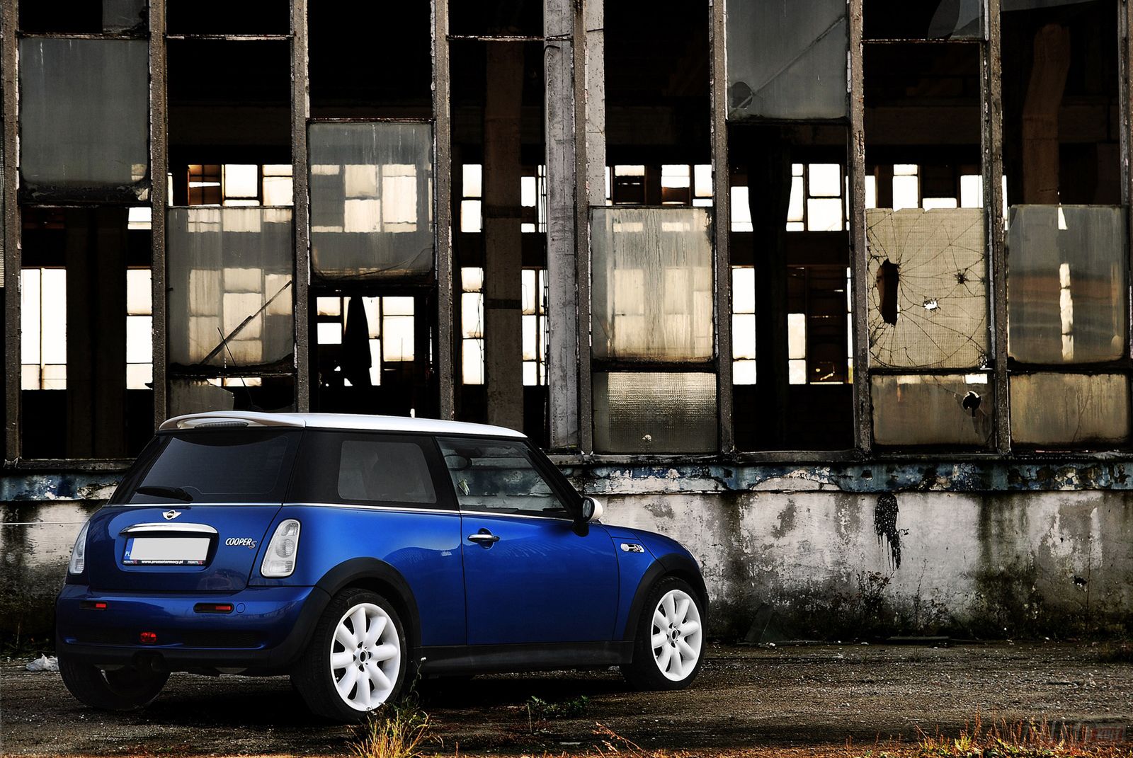 Volkswagen Beetle Sport 2,0 TSI DSG vs. Mini Cooper S