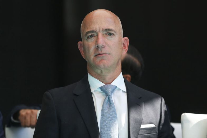Jeff Bezos sprzedaje akcje Amazona.