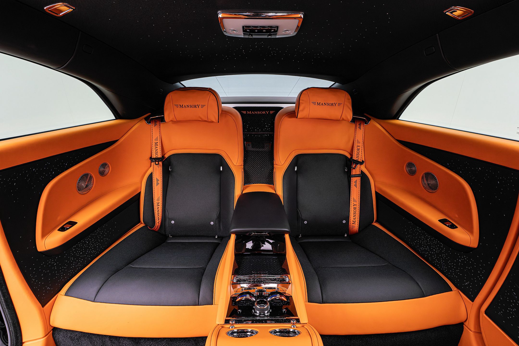 Wnętrze Rolls-Royce'a Spectre od Mansory wypełnione jest włóknem węglowym