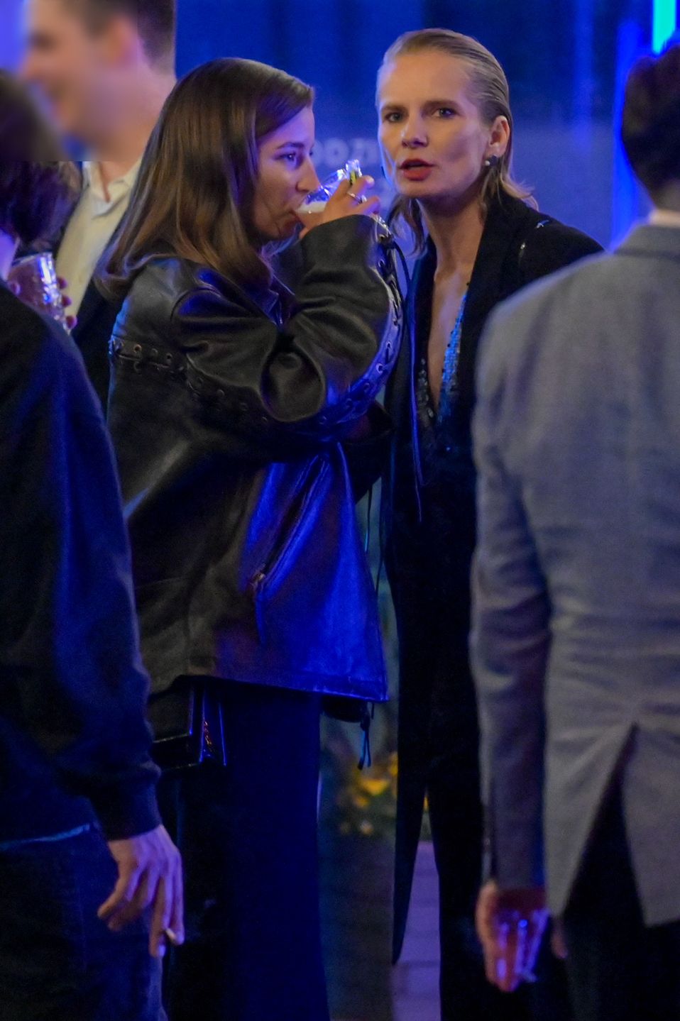 Julia Wieniawa baluje z Magdaleną Cielecką i Bartoszem Gelnerem