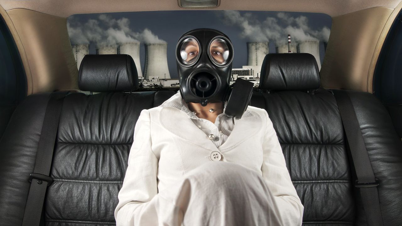 Zdjęcie kobiety w masce przeciwgazowej pochodzi z serwisu Shutterstock
