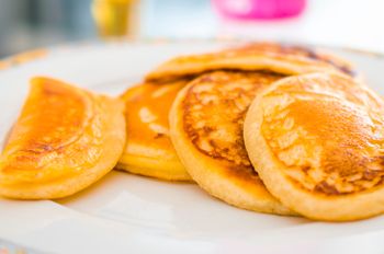 Biorę serek wiejski, jajka i banana. Po chwili mam placki, które rozpływają się w ustach