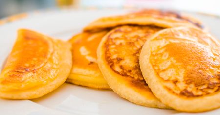 Biorę serek wiejski, jajka i banana. Po chwili mam placki, które rozpływają się w ustach