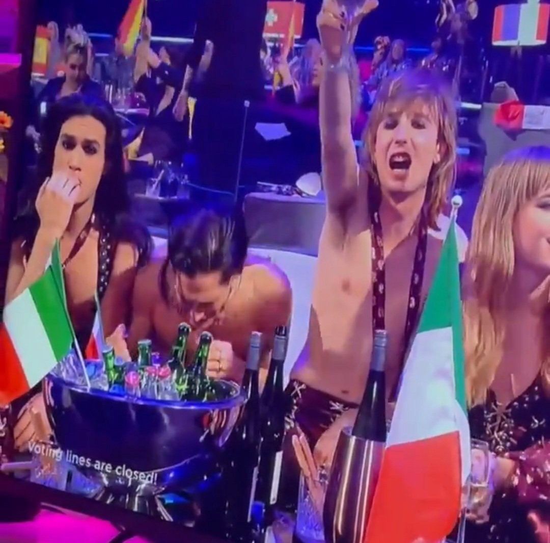 Damiano David z Maneskin jest posądzany przez internautów o wciąganie kokainy podczas finału Eurowizji 