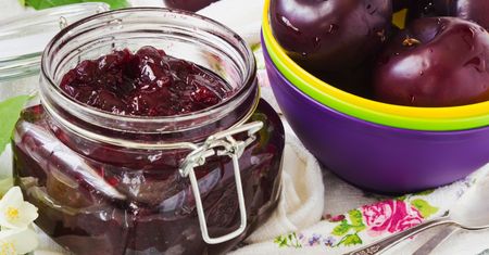 Babcia nie stoi godzinami przy patelni. Bez przypalania i mieszania robi powidła w piekarniku