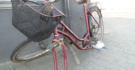 Policjanci wyjaśniają okoliczności groźnego zdarzenie z udziałem rowerzysty i samochodu osobowego w Gostyninie