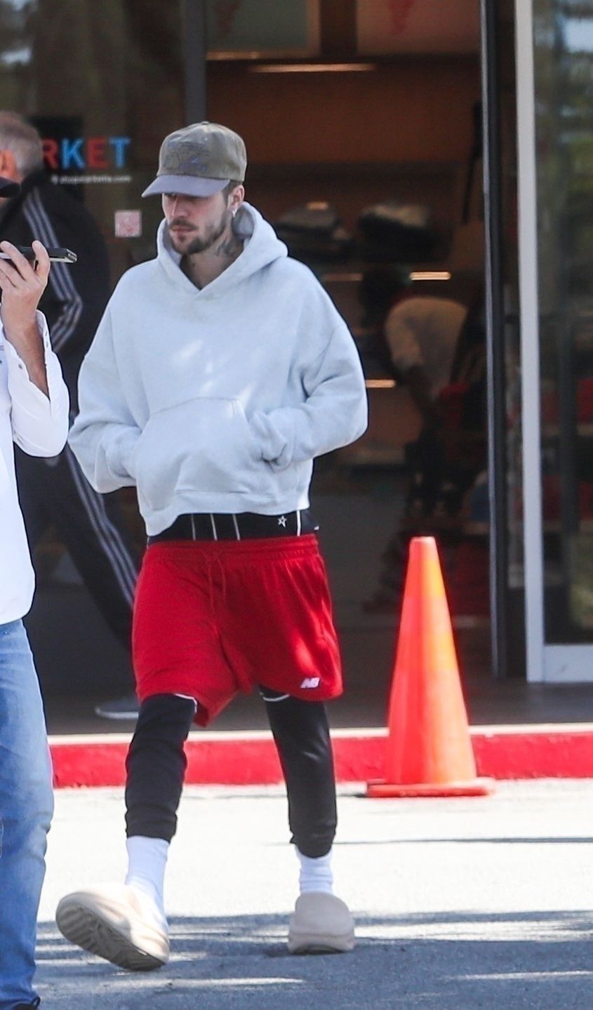 Justin Bieber w kapciach mknie na śniadanie z Hailey