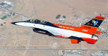 Autonomiczny myśliwiec F-16. Pilotuje go sztuczna inteligencja
