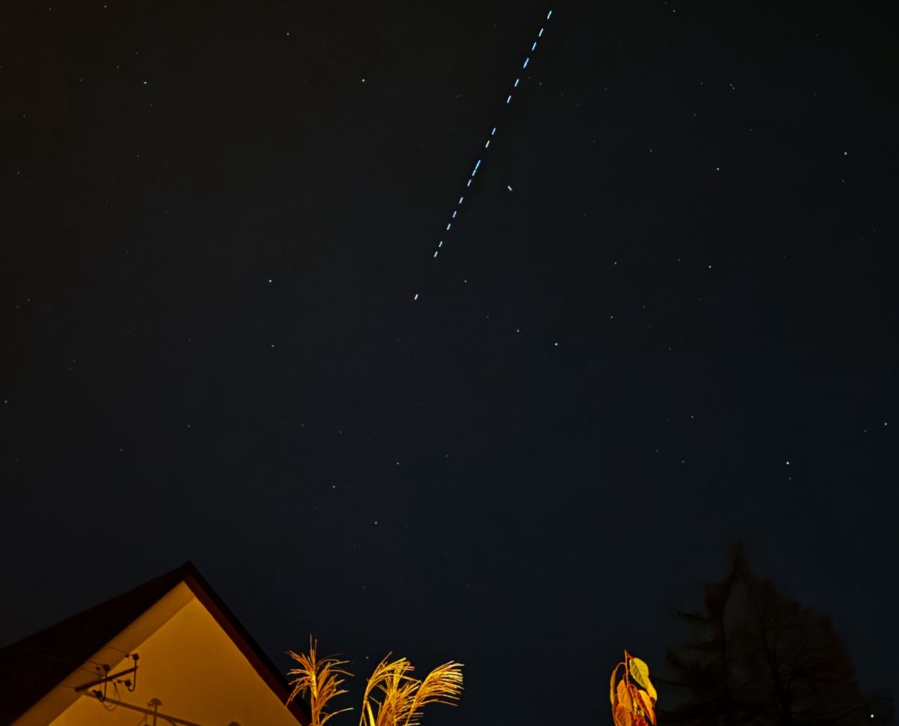 Starlinki widoczne nad południową Polską (Photo by Jakub Porzycki/NurPhoto via Getty Images)