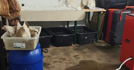 Wielka fabryka narkotyków pod Kłodawą! Policja przejęła 512 kg klefedronu wartego 31 mln zł