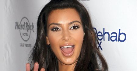 Kim Kardashian w ULTRASKĄPYM BIKINI wije się na piasku (ZDJĘCIA)