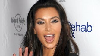 Kim Kardashian w ULTRASKĄPYM BIKINI wije się na piasku (ZDJĘCIA)