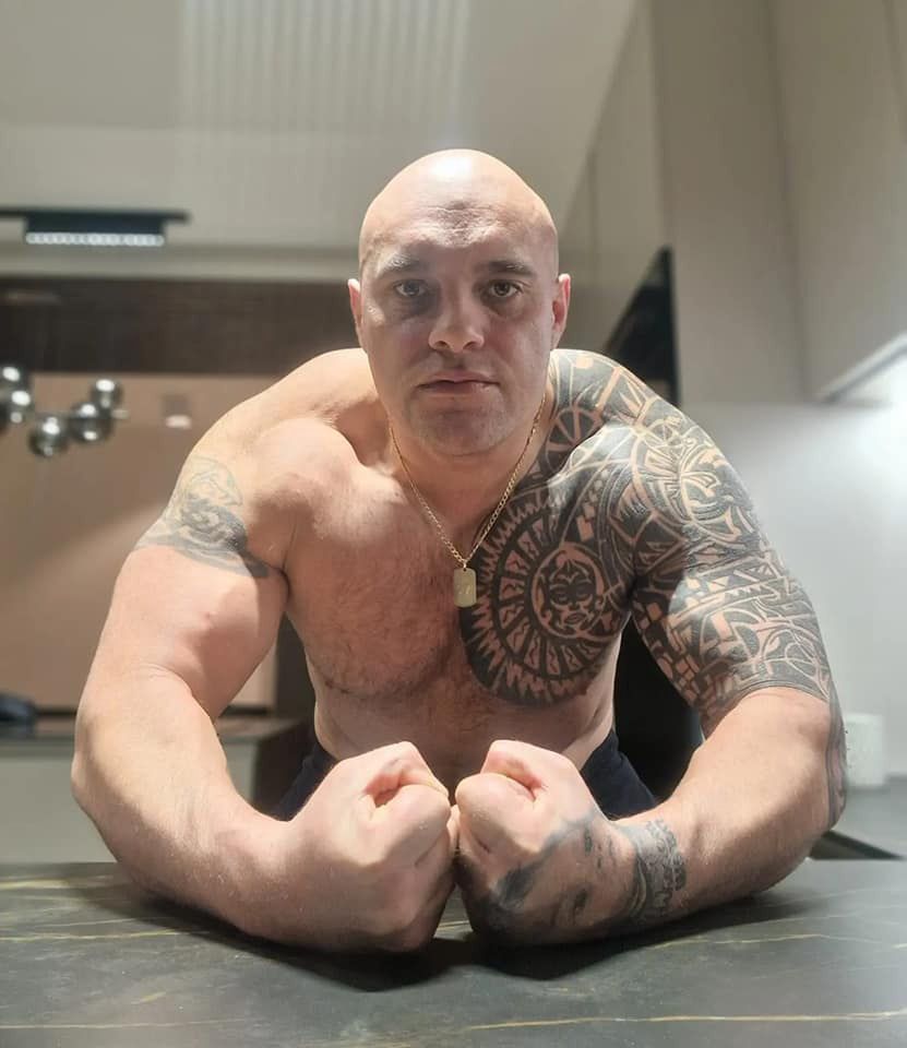 Dominik Abus z "Gogglebox" pokazał, jak wyglądał z włosami!