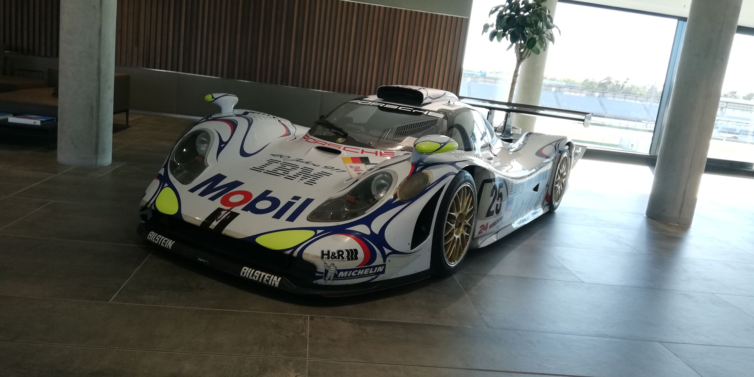 Na zdjęciu widnieje ostatnia wersja Porsche 911 GT1 z 1998 roku