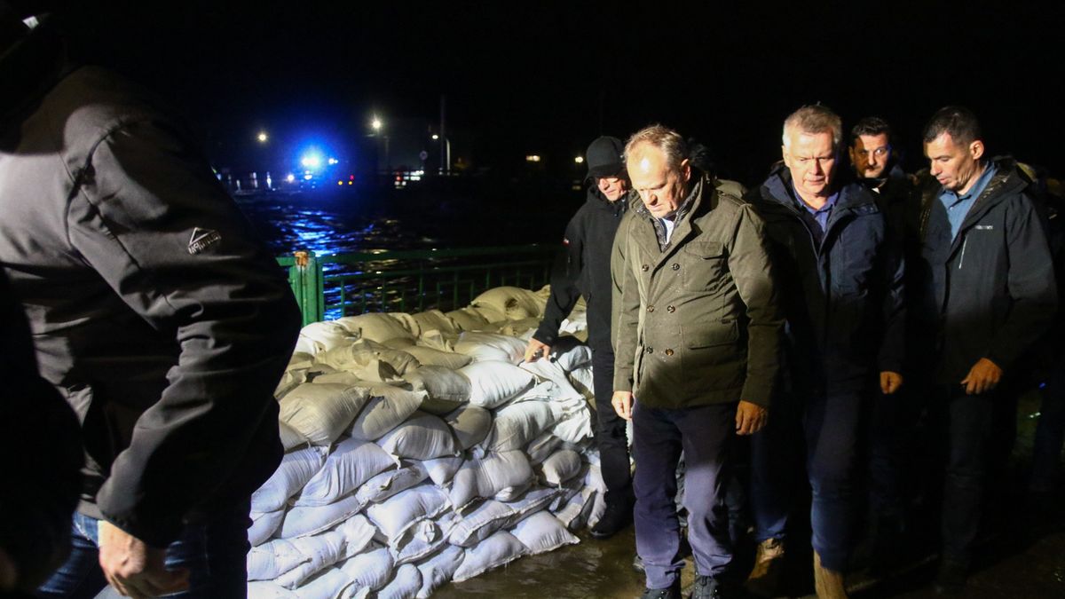 Donald Tusk, Tomasz Siemoniak
deszcz, ni� genue�ski, podtopienia, pogoda ulewy deszcz, powodziowa, rzeka, stan alarmowy, sytuacja powodziowa, woda, woda powodziowa, worki z piaskiem, zalanie