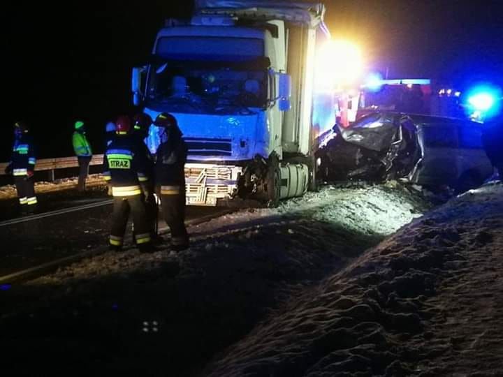 Kolejny śmiertelny wypadek – czołowe zderzenie busa i ciężarówki w Czajęcicach