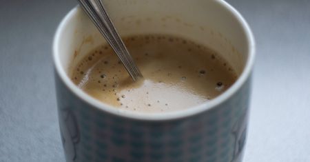 Zapomnij o kawie z cukrem i śmietanką. Dodaj szczyptę, a szybciej pozbędziesz się boczków