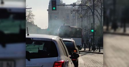 Niebiesko-szary dym z autobusu komunikacji miejskiej. Czy oby na pewno jest sprawny?