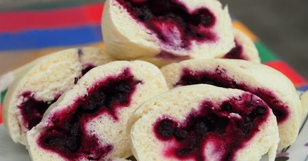 Zamiast stać w upale w kolejce do cukierni, robię jagodzianki bez pieczenia. Są przepyszne