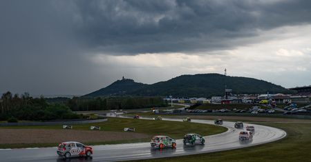 Kia Platinum Cup na Autodromie Most: wyścig z piorunami w tle