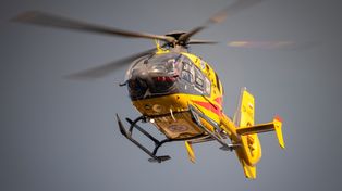 Powiat pleszewski: Mężczyzna spadł z drabiny. Na miejscu lądował helikopter Lotniczego Pogotowia Ratunkowego