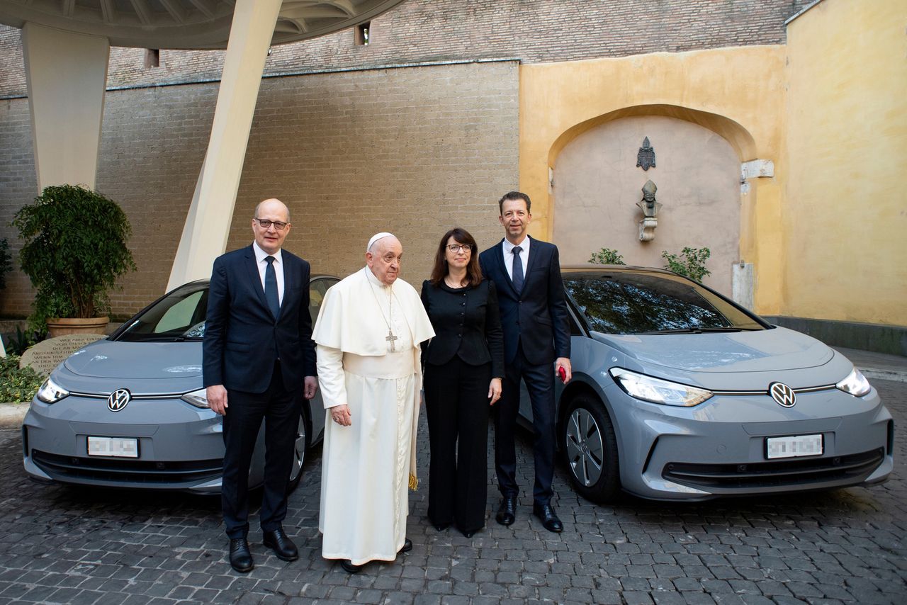 "Handover of Volkswagen ID.3 in the Vatican"