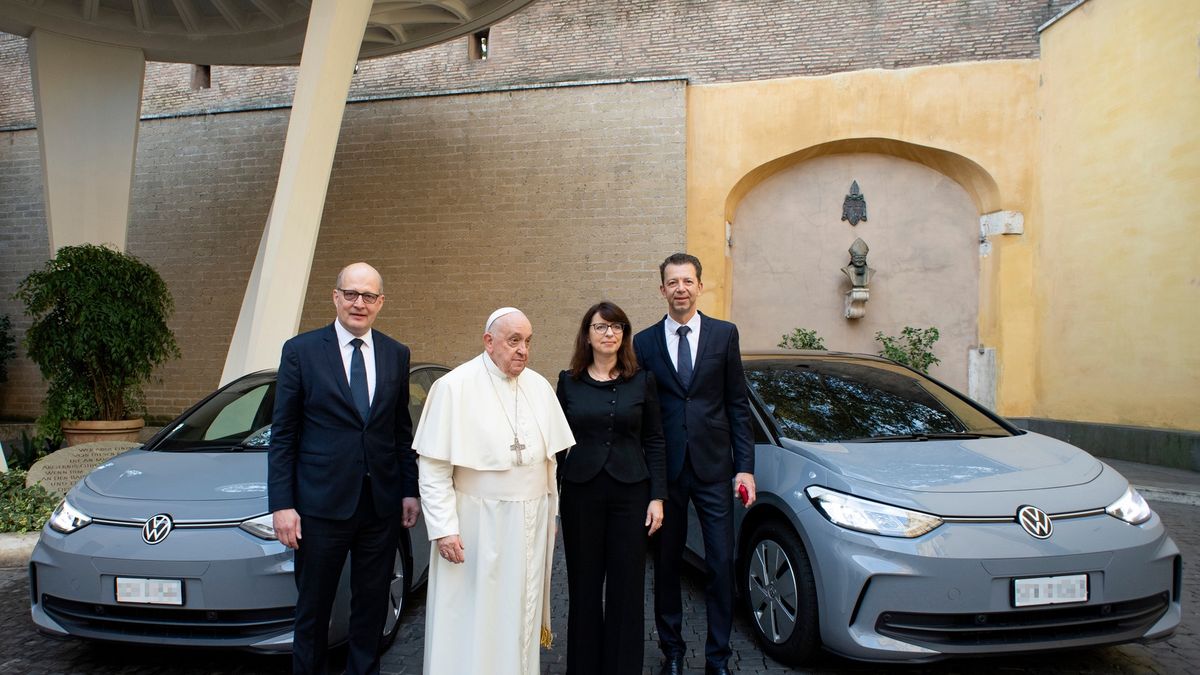 Przekazanie Volkswagenów ID.3 w Watykanie. Od lewej: Dr Marcus Osegowitsch, prezes VW Group Italia; Papież Franciszek; Imelda Labbé, członkini zarządu VW; Dr Christian Dahlheim, prezes VW Financial Services