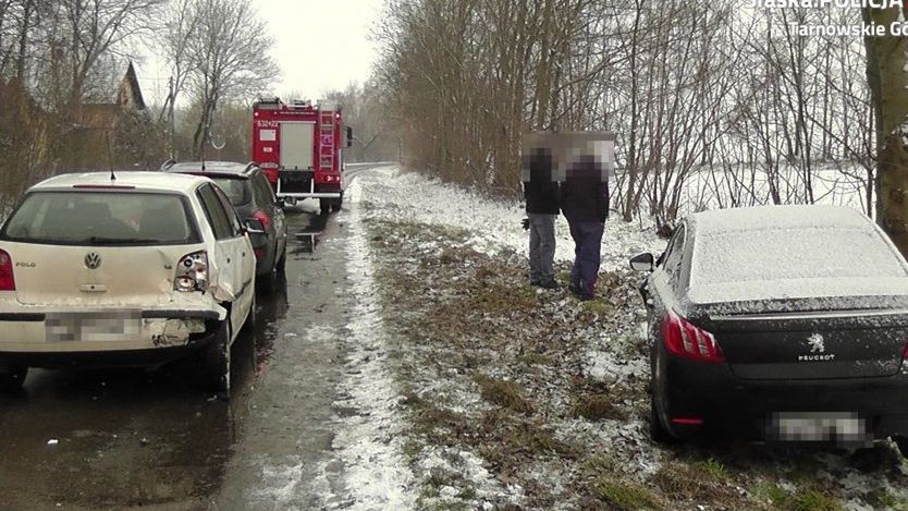 Śląskie. 37-letnią kobietę, która wysiadła z samochodu w Świerklańcu potrąciły inne, które nie zdążyły wyhamować.