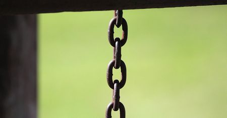 6-latka trzymana na łańcuchu. Ogromny skandal po wyroku sądu na Śląsku