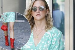 Lara Gessler w sukience i kowbojkach. Buty skradły show