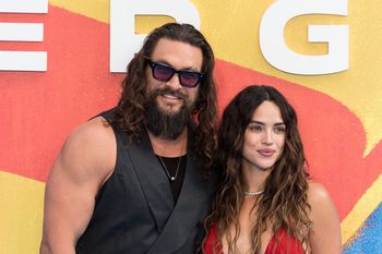 Nie ukrywa już uczuć. Na premierze "Supergirl" pojawił się u boku ukochanej
