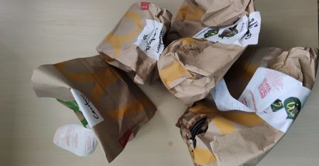 McDonald's walczy z plastikiem, ale wysyła mi mnóstwo zbędnego papieru. Firma mówi, że chodzi o temperaturę