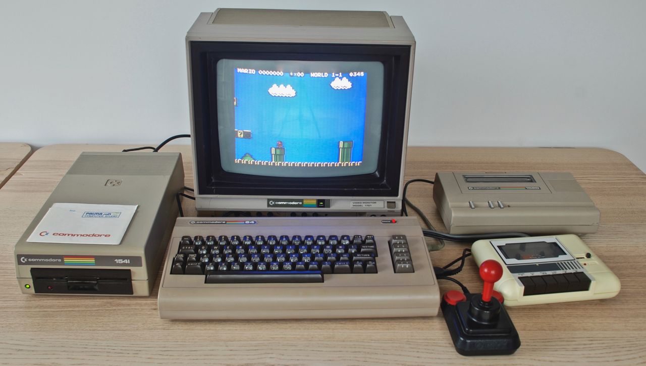 Commodore C-64. Po lewej stacja dysków 1541, po prawej magnetofon 1530 oraz ploter 1520