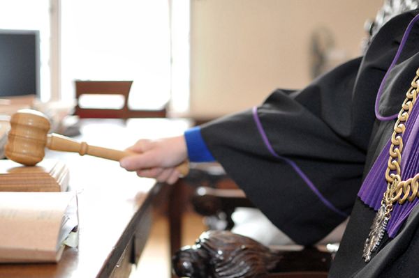 Sąd zmienia decyzję ws. pedofila. Jego przypadek znalazł się na billboardach PiS