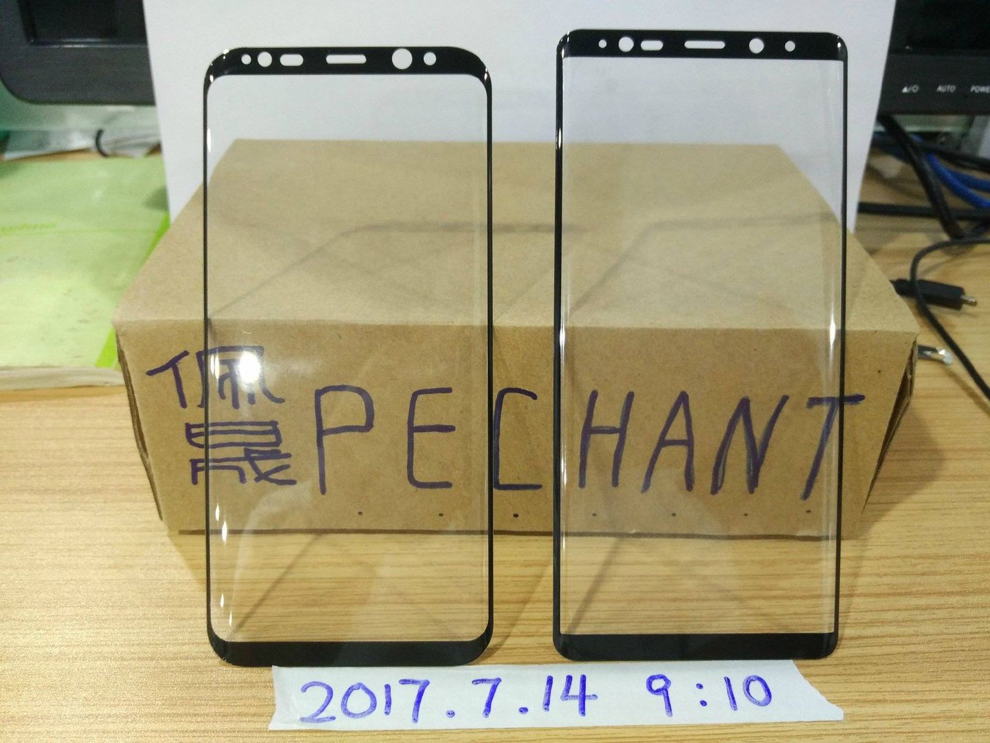 Przednie panele Galaxy S8+ (z lewej) i Galaxy Note 8 (z prawej)
