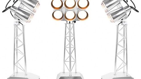 Stadionowe maszty oświetleniowe na biurku 1