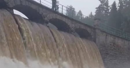 Łomnica napiera na zaporę. W Karpaczu sytuacja jest bardzo trudna
