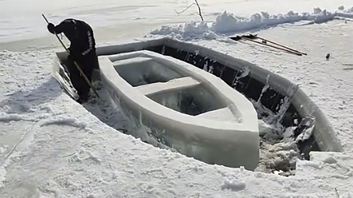 Mężczyźni wyrzeźbili z lodu w pełni funkcjonalną łódkę
