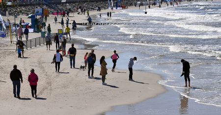Kołobrzeg. Dramatyczna sytuacja na plaży. Pręt przebił nogę kobiety