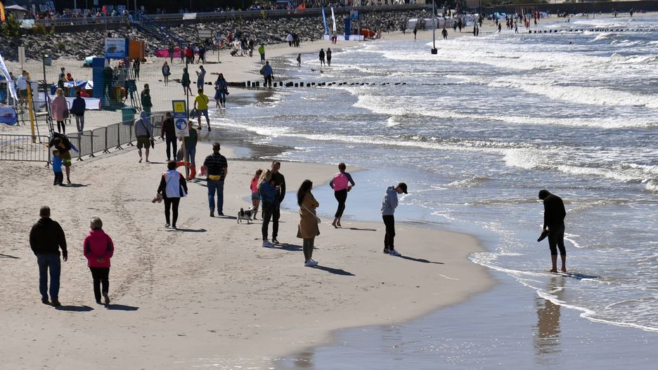 Kołobrzeg. Kobieta weszła na metalowy pręt. Pomogli jej strażacy i ratownicy medyczni