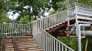 Rybnik: "Brak przejścia". Mieszkańcy dwóch dużych dzielnic śląskiego miasta niemal odcięci. Jedyną kładkę wyłączono, nowej jeszcze... nie budują