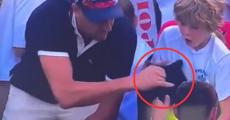 Zabrał czapkę młodemu kibicowi. "Ludzie poczuli, że należy go ukarać"