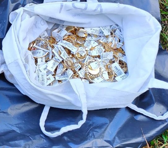 Część łupu zakopano w ogródku