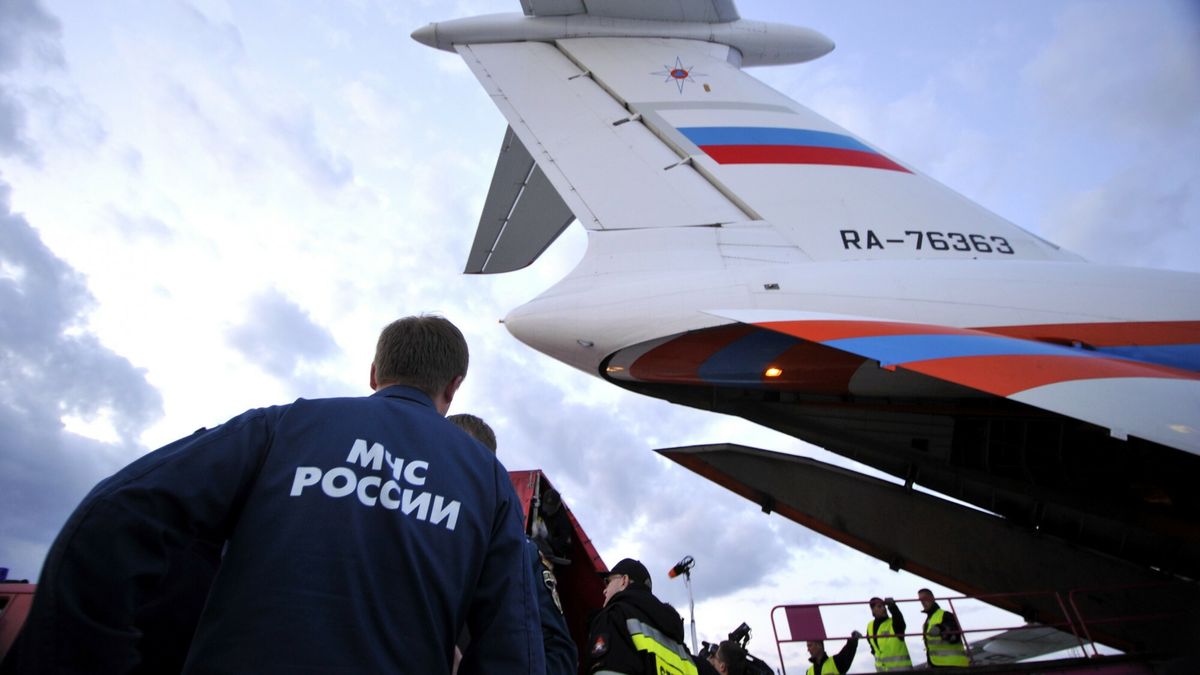 Rosjanie przys?ali sprz?t do walki z powodzi?PHOTO: BARTOSZ KRUPA/EAST NEWS WARSZAWA 25/05/2010 ROSYJSKI SAMOLOT IL-76 ZE SPRZETEM DO ZWALCZANIA SKUTKOW POWODZI WYLADOWAL NA WARSZAWSKIM OKECIU. ROSJANIE PRZYSLALI POLSKIEJ STRAZY POZARNEJ MIEDZY INNYMI POMPY WYSOKOCISNIENIOWE I PONTONY DO WALKI Z POWODZIA.BARTOSZ KRUPA
