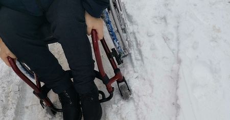 Pieszo ciężko, a co ma powiedzieć osoba na wózku inwalidzkim? Teren szpitala COZL