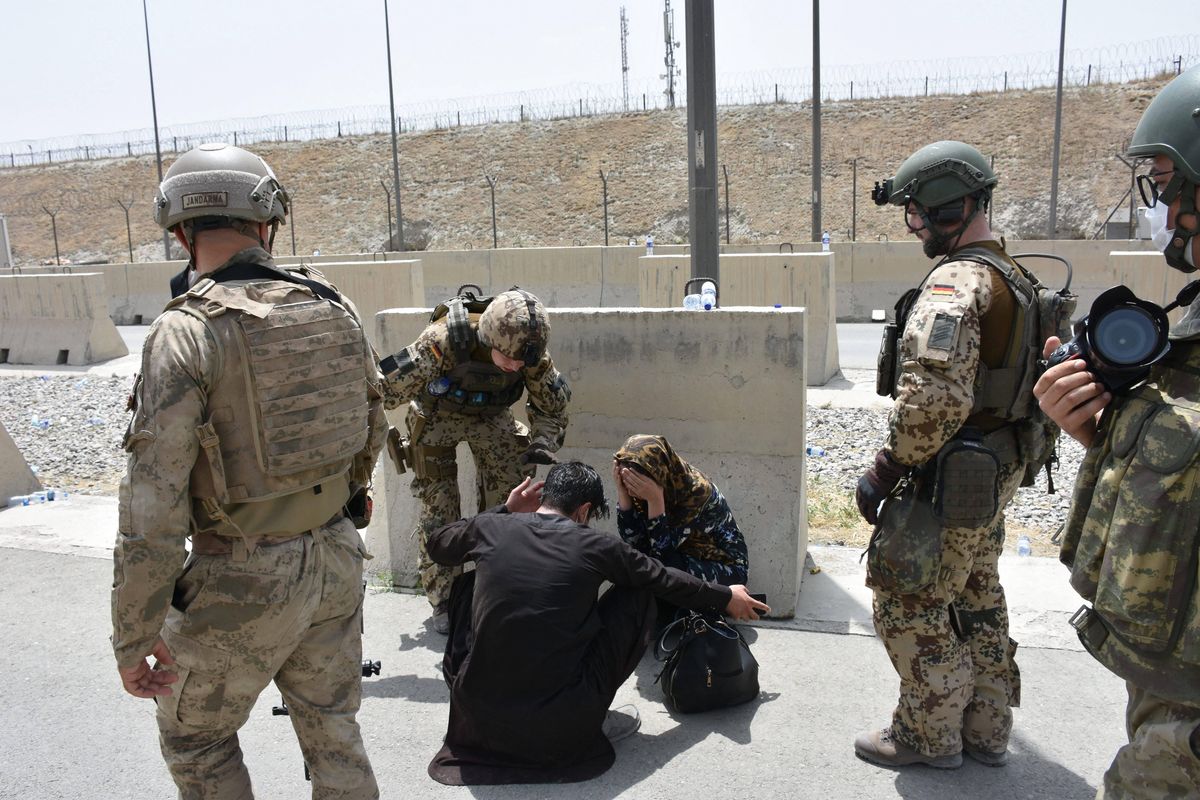 Na lotnisku w Kabulu mieszkańcom Afganistanu nadal pomagają amerykańscy żołnierze