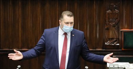 Przemysław Czarnek dostał świadectwo z czerwonym paskiem. Same szóstki
